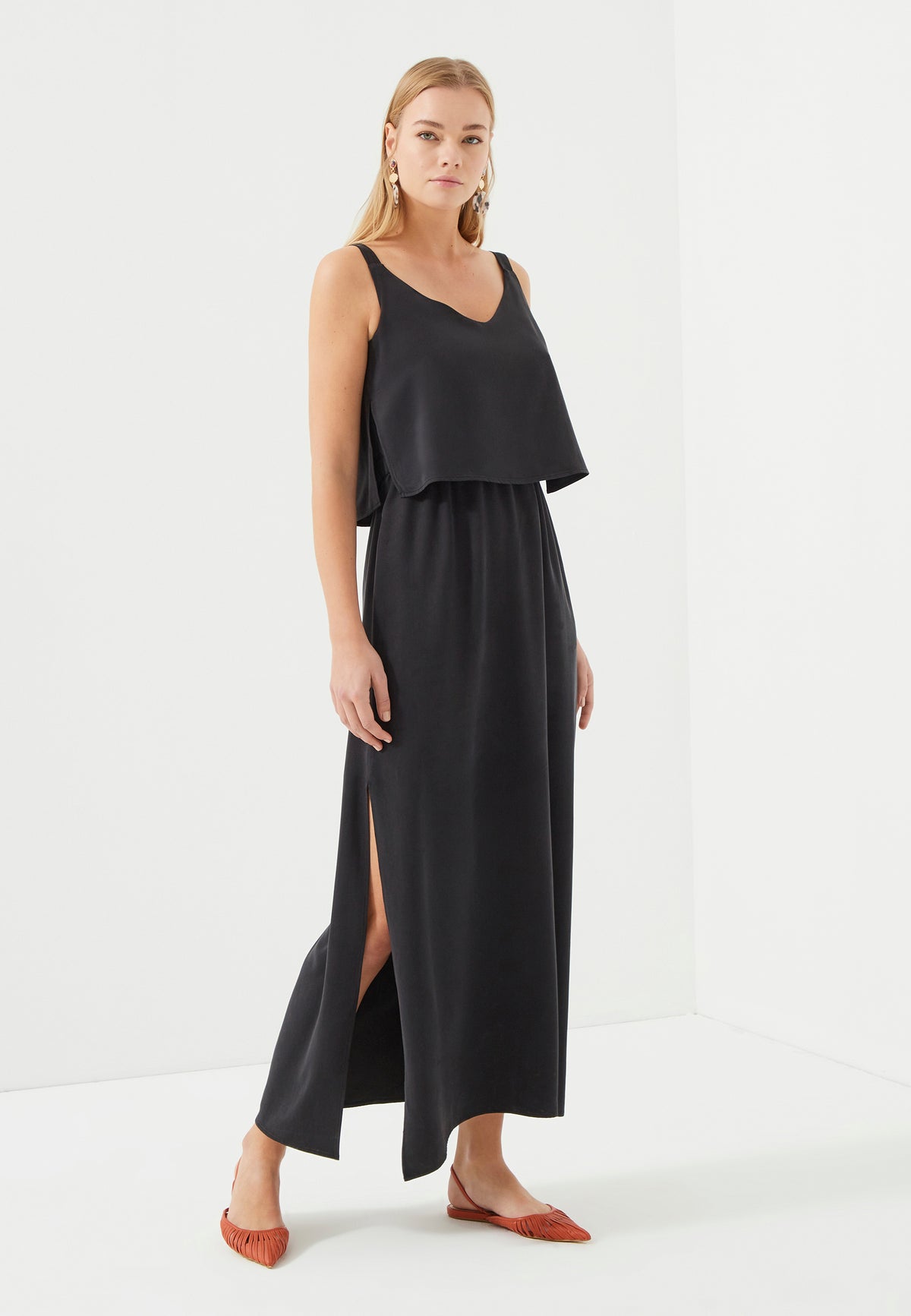 Schwarzes Kleid mit V-Ausschnitt und detailliertem Trägerschlitz am Rücken
