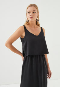 Schwarzes Kleid mit V-Ausschnitt und detailliertem Trägerschlitz am Rücken