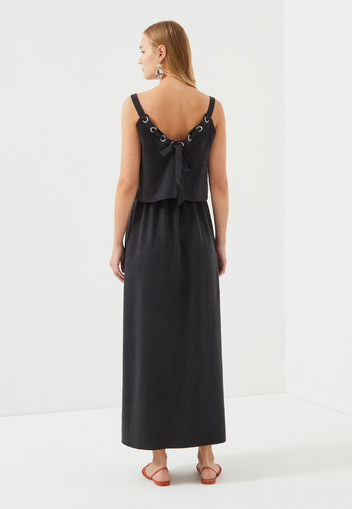 Schwarzes Kleid mit V-Ausschnitt und detailliertem Trägerschlitz am Rücken