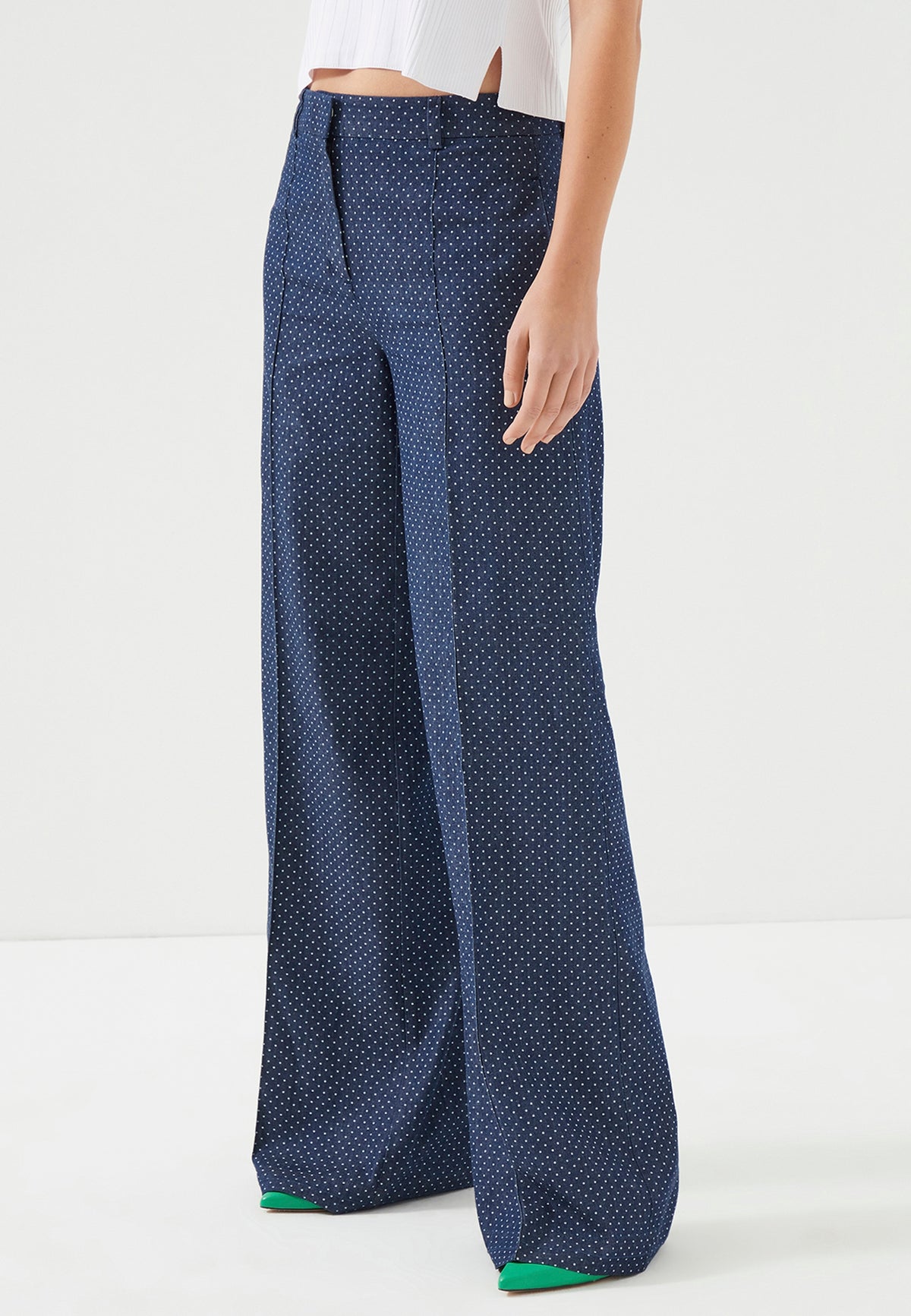 Marineblaue, gepunktete Damenhose mit hoher Taille und weitem Bein
