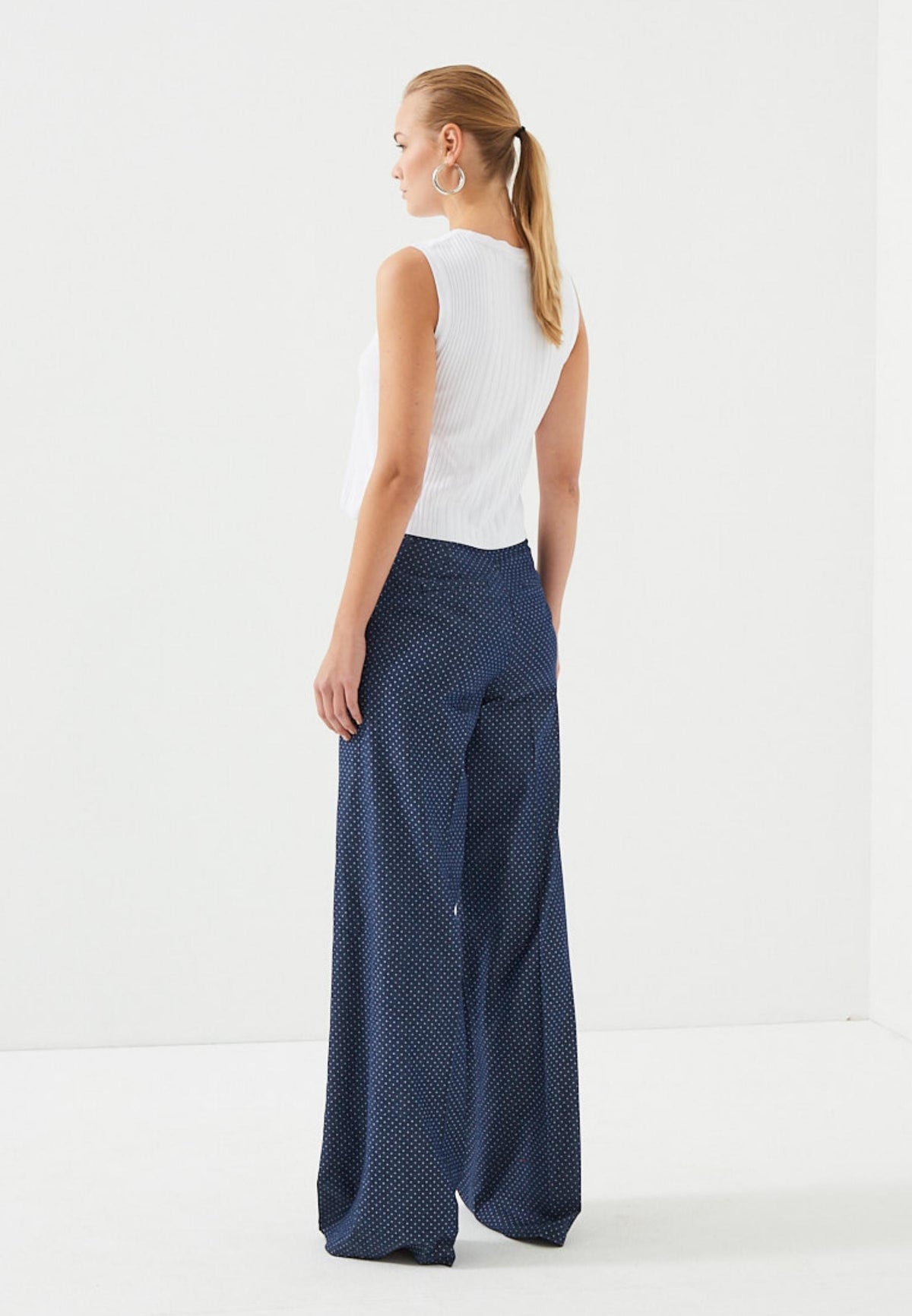 Marineblaue, gepunktete Damenhose mit hoher Taille und weitem Bein