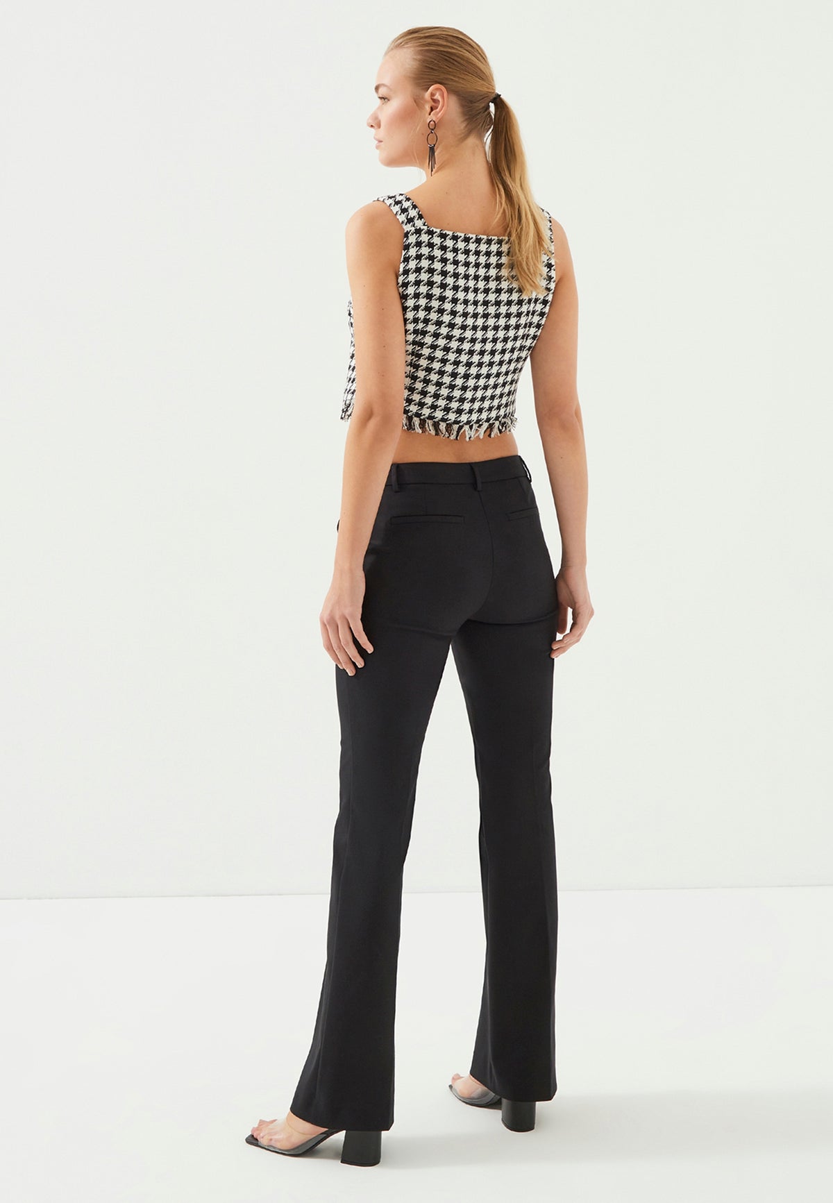 Schwarze Hose mit weitem Bein und hohem Bund und Reißverschluss vorne