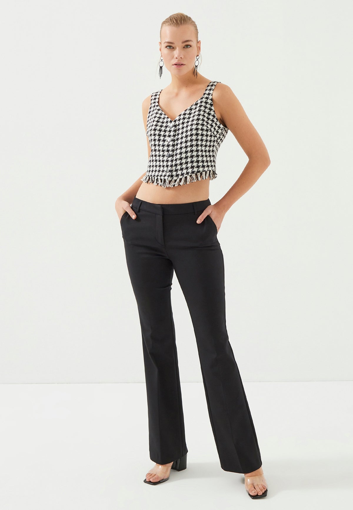 Schwarze Hose mit weitem Bein und hohem Bund und Reißverschluss vorne
