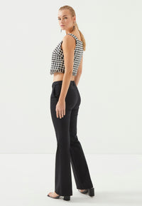 Schwarze Hose mit weitem Bein und hohem Bund und Reißverschluss vorne
