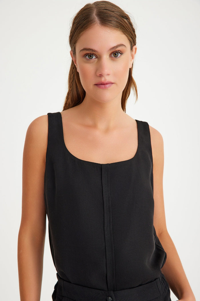 Schwarze Bluse mit quadratischem Kragen und Trägern