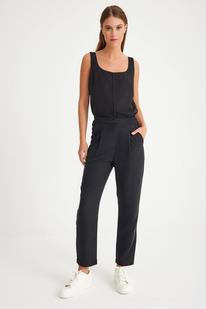 Schwarze Bluse mit quadratischem Kragen und Trägern