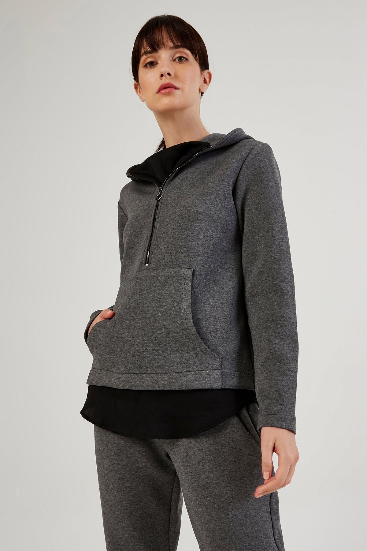 Anthrazitfarbenes Sweatshirt