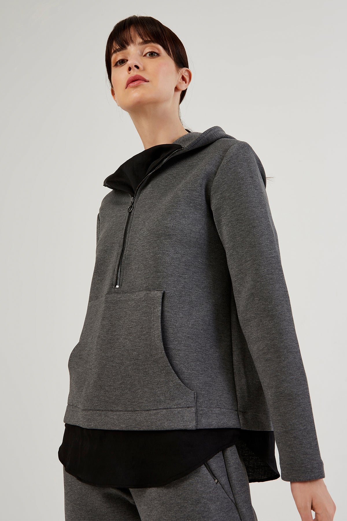 Anthrazitfarbenes Sweatshirt