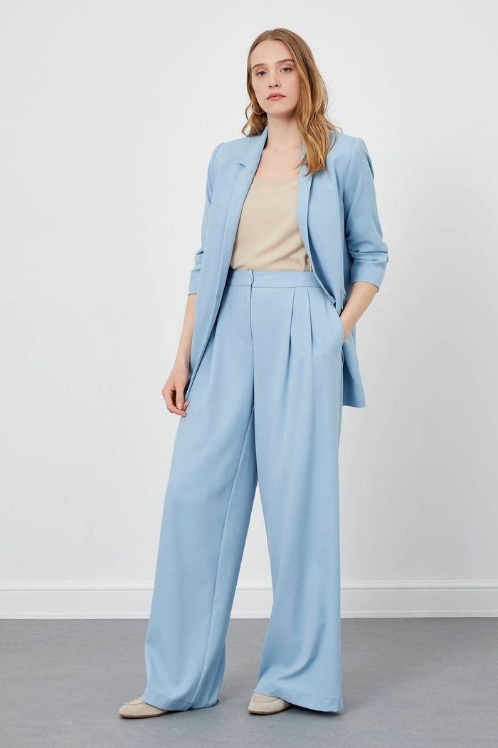 Babyblaue, plissierte Hose mit weitem Bein