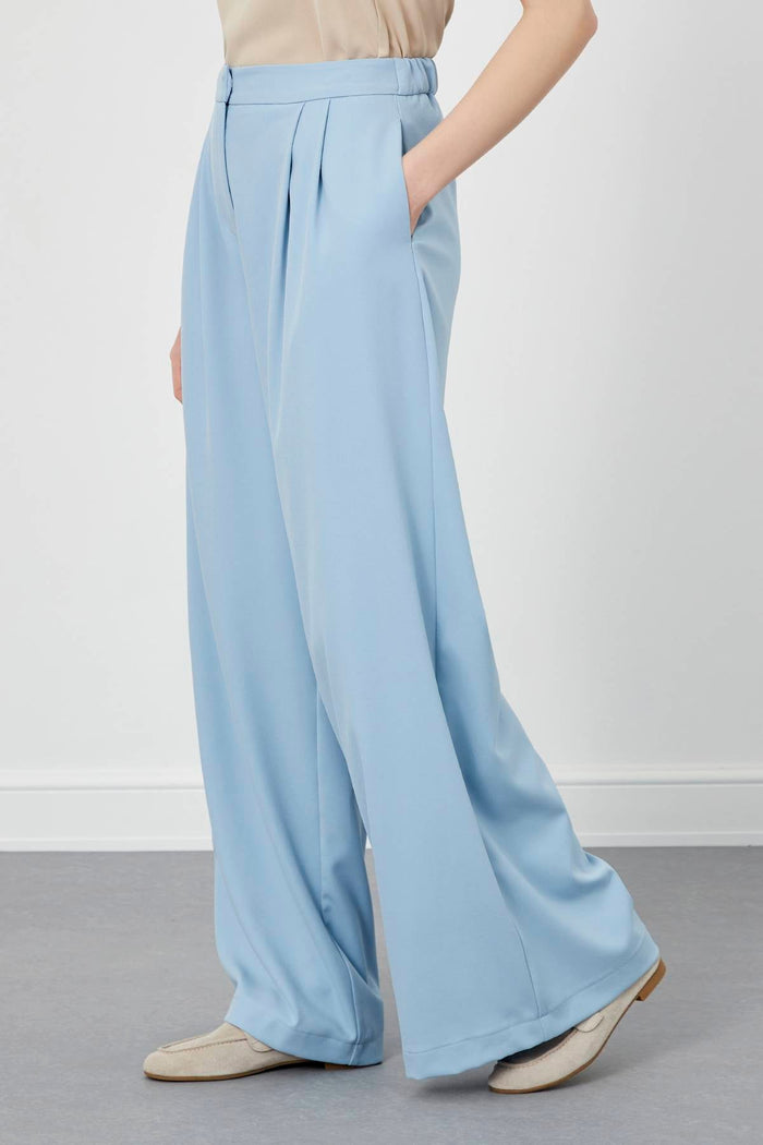Babyblaue, plissierte Hose mit weitem Bein
