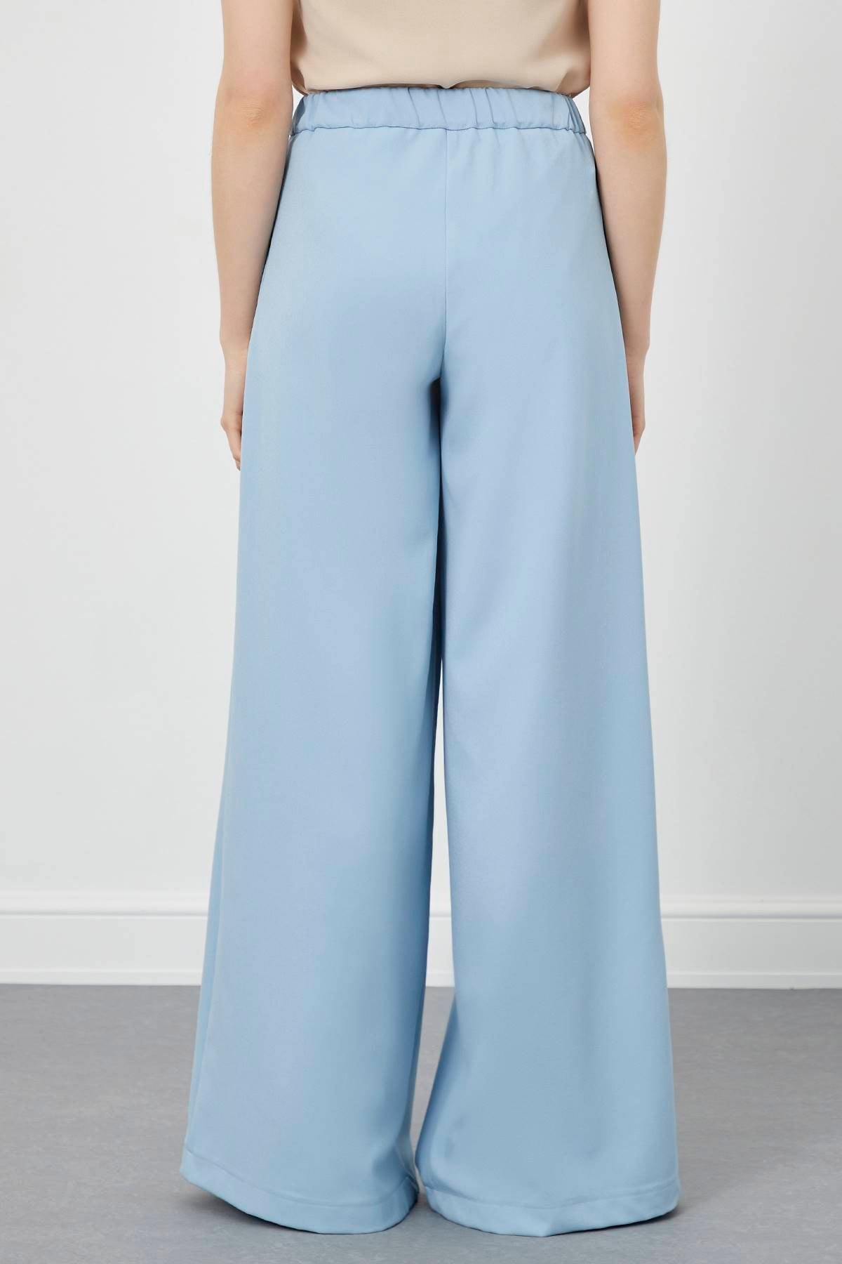 Babyblaue, plissierte Hose mit weitem Bein