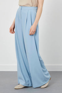 Babyblaue, plissierte Hose mit weitem Bein