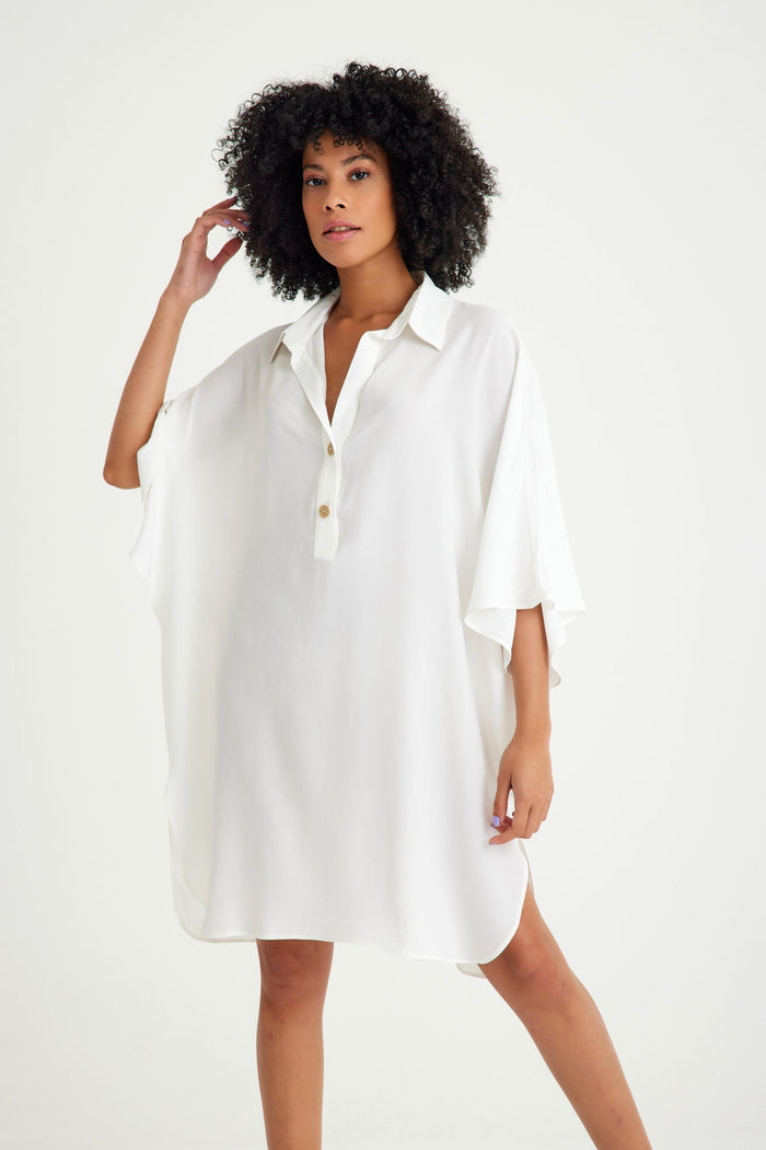 Kurzes Strandkleid mit weißem Hemdkragen