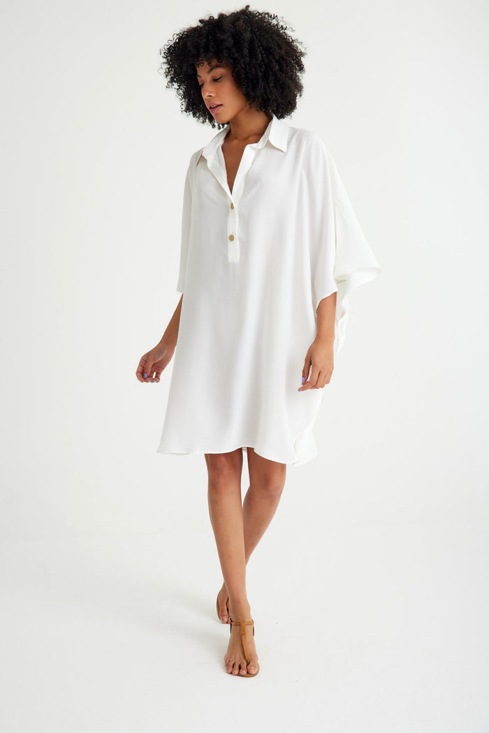 Kurzes Strandkleid mit weißem Hemdkragen