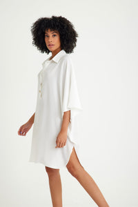 Kurzes Strandkleid mit weißem Hemdkragen