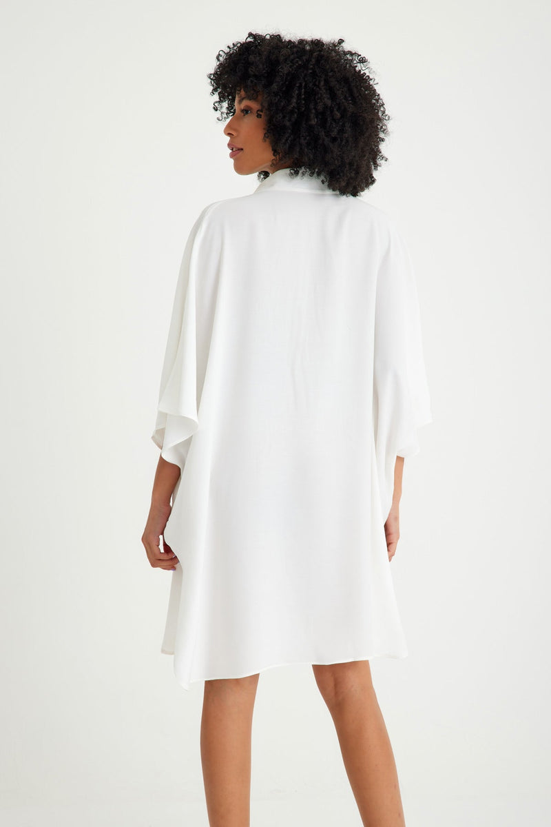 Kurzes Strandkleid mit weißem Hemdkragen