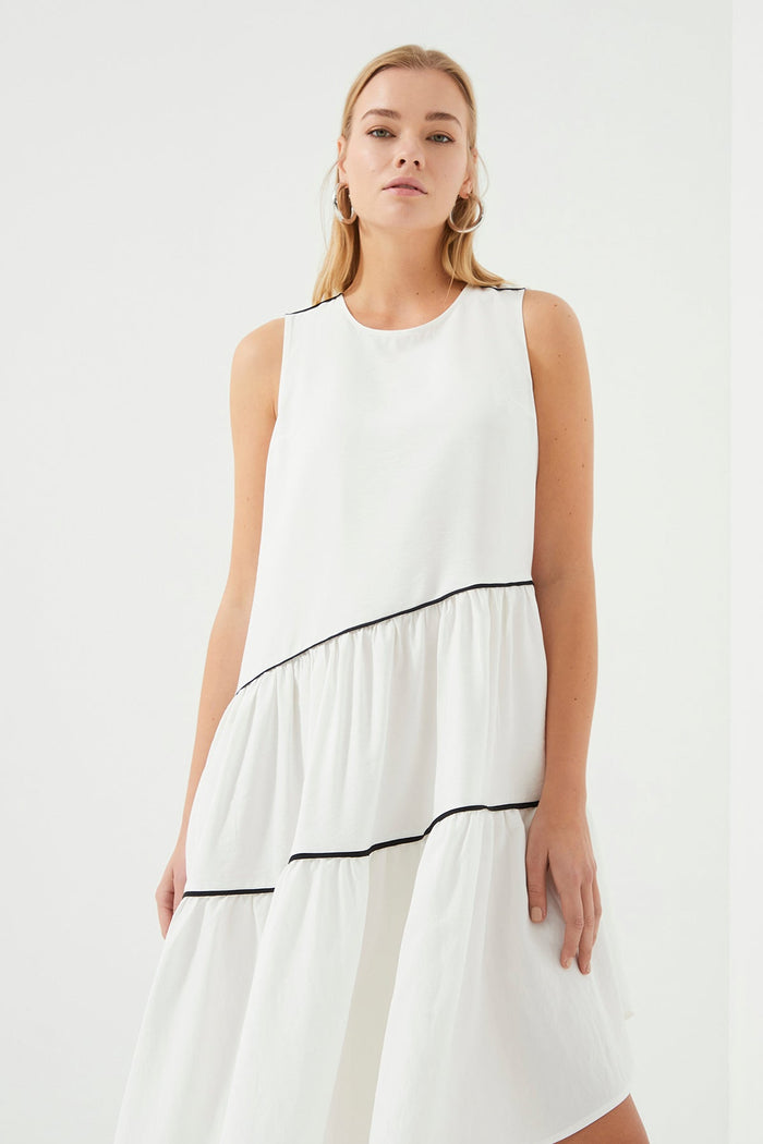 Schwarzes Kleid mit Rüschen und weißen Paspeln