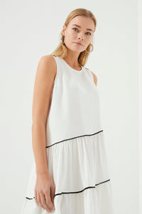 Schwarzes Kleid mit Rüschen und weißen Paspeln
