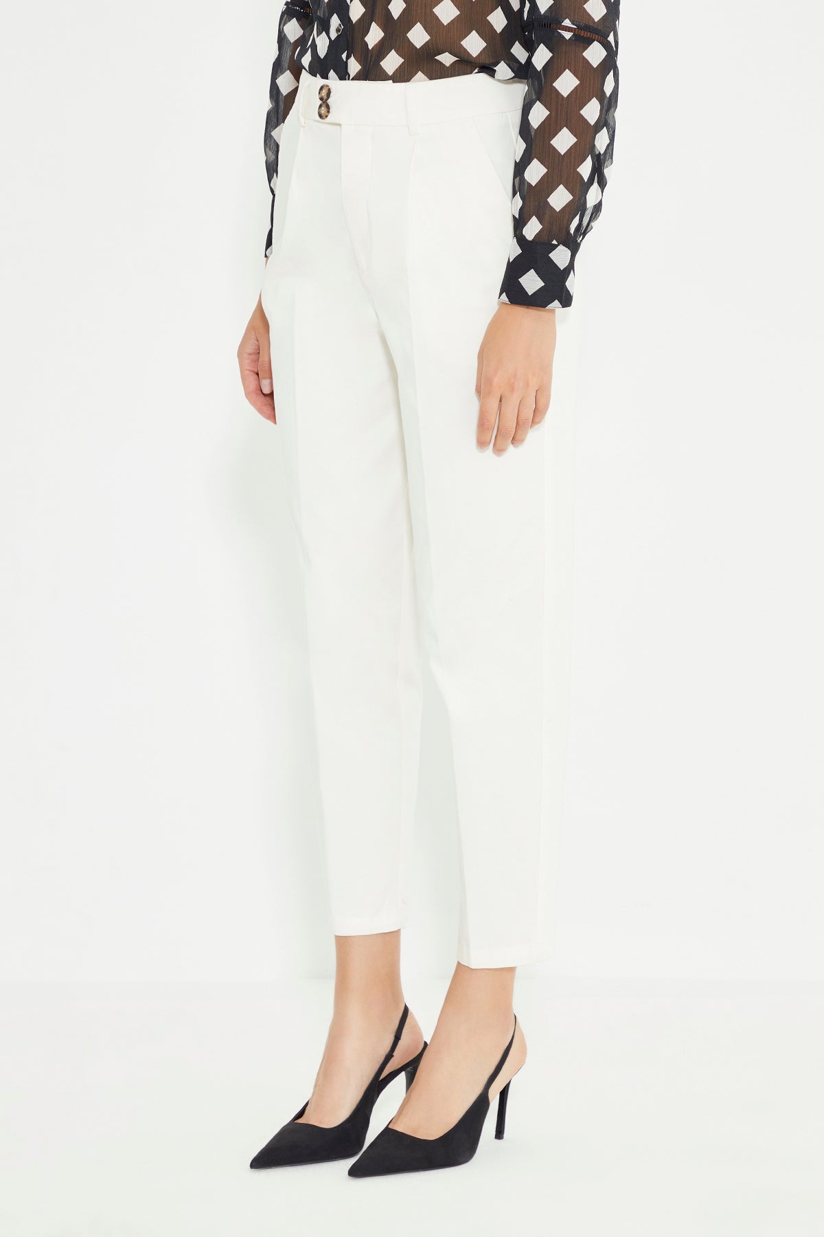 Weiße, plissierte Damenhose mit hoher Taille