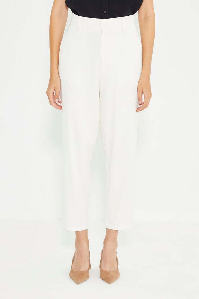 Weiße Damenhose mit hoher Taille und gerader Passform