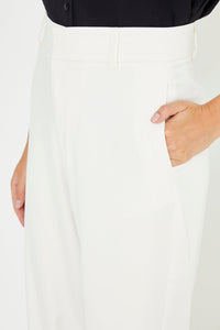 Weiße Damenhose mit hoher Taille und gerader Passform