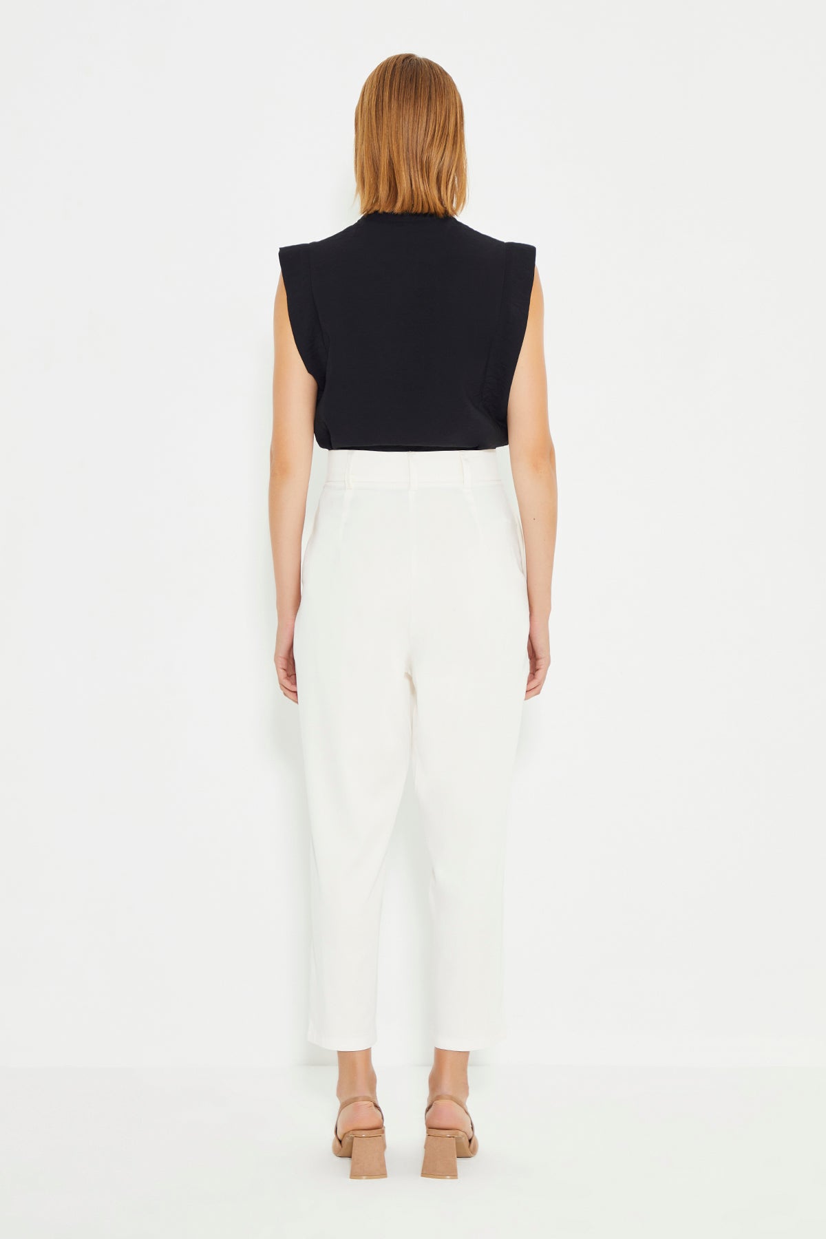 Weiße Damenhose mit hoher Taille und gerader Passform