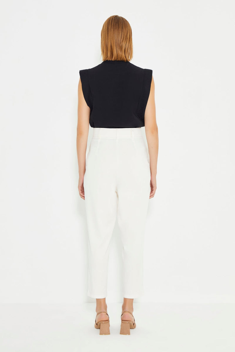 Weiße Damenhose mit hoher Taille und gerader Passform