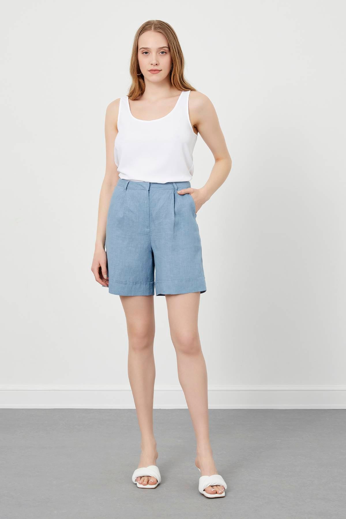Hellblaue Shorts mit doppeltem Bein