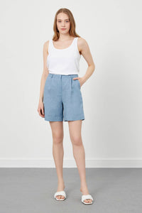 Hellblaue Shorts mit doppeltem Bein