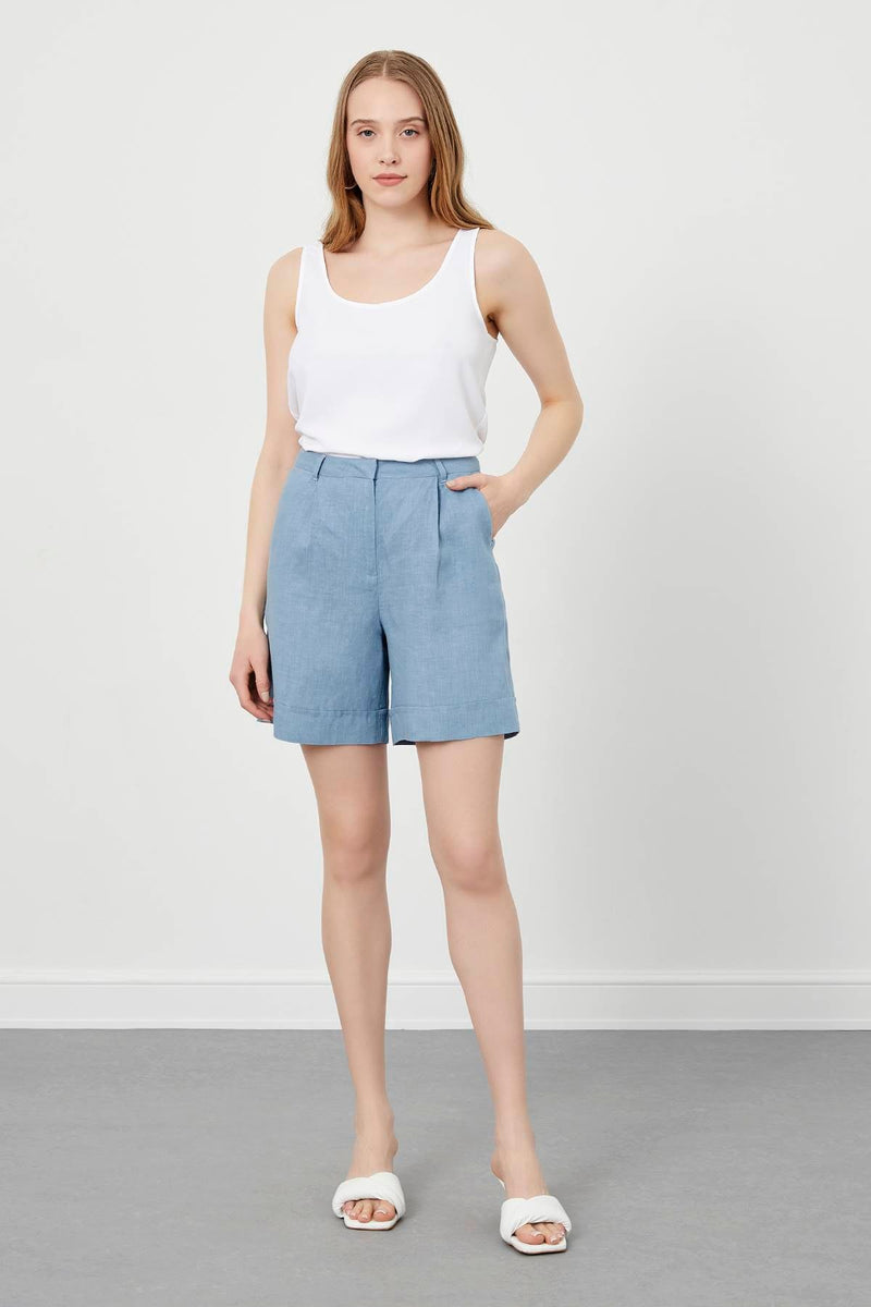 Hellblaue Shorts mit doppeltem Bein