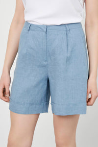 Hellblaue Shorts mit doppeltem Bein