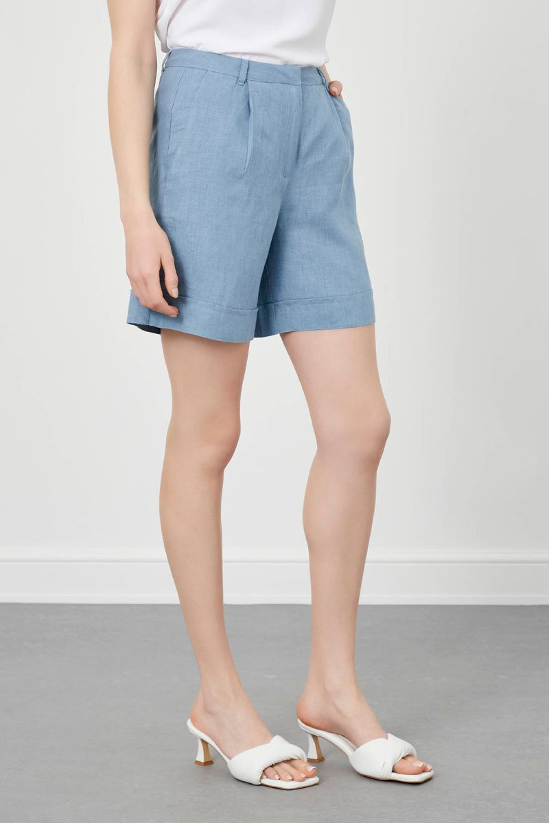 Hellblaue Shorts mit doppeltem Bein