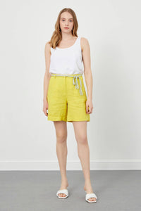 Gelbe Shorts mit doppeltem Bein und Gürtel