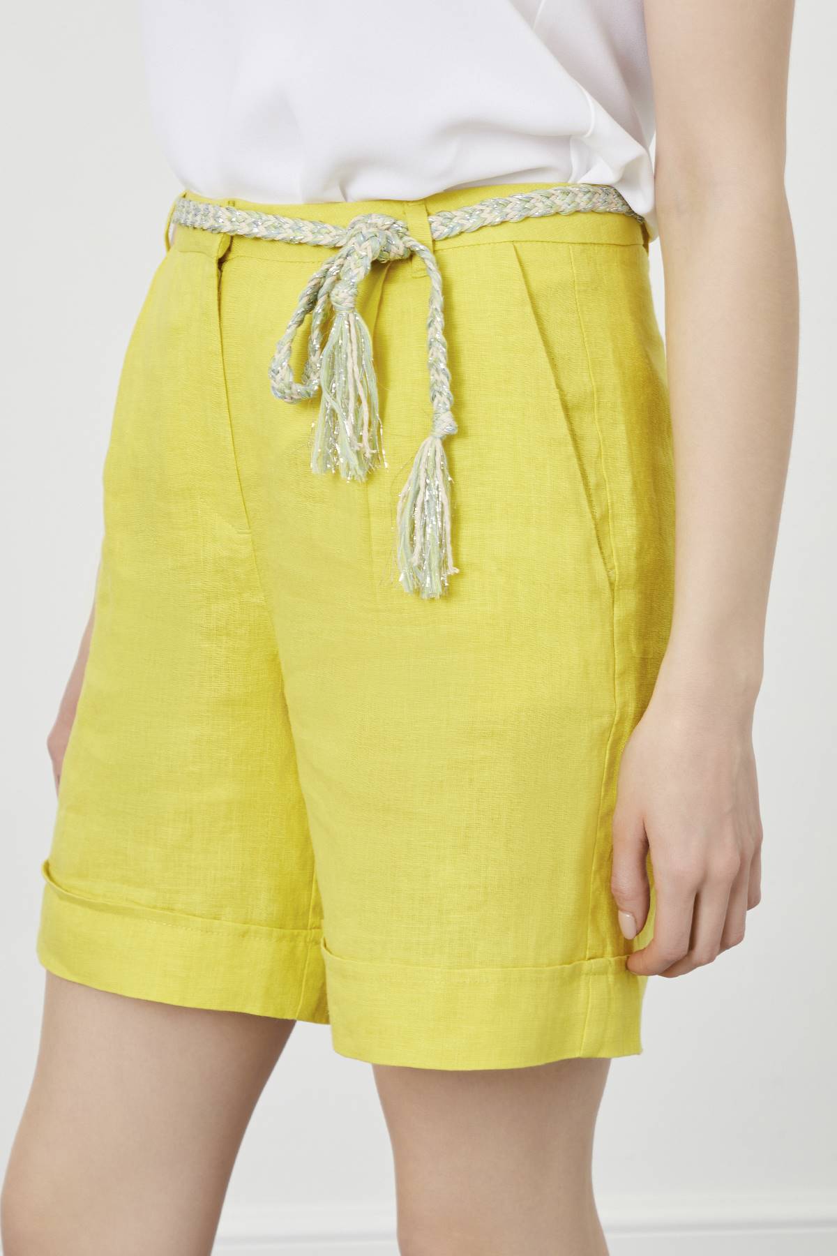 Gelbe Shorts mit doppeltem Bein und Gürtel