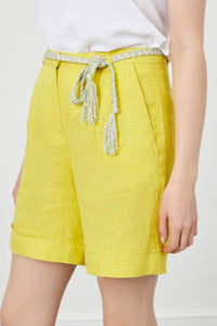 Gelbe Shorts mit doppeltem Bein und Gürtel