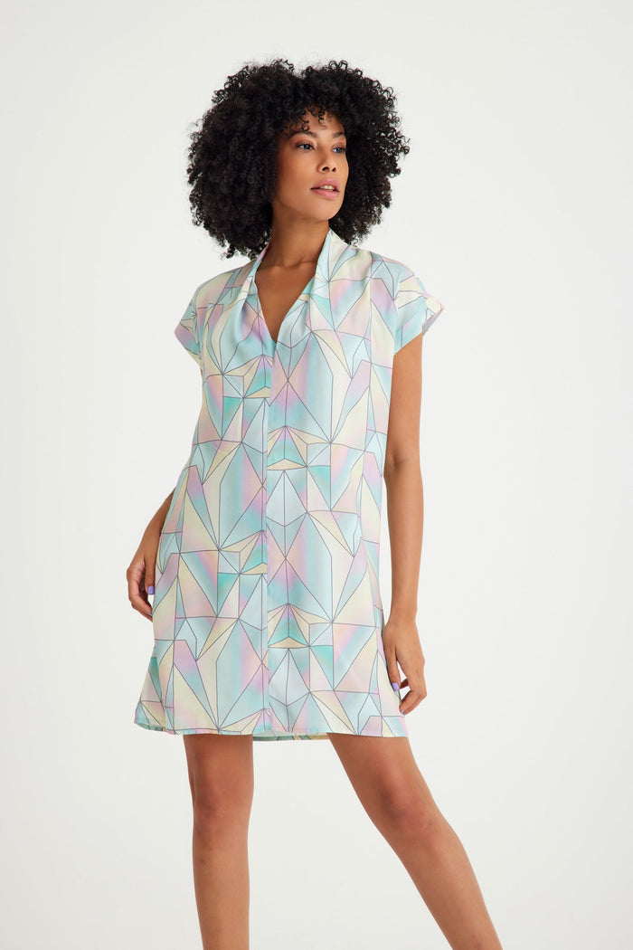Kurzärmliges, kurzärmliges Kleid mit geometrischem Muster und lässiger Passform