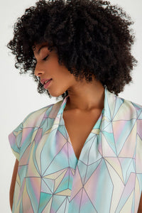Kurzärmliges, kurzärmliges Kleid mit geometrischem Muster und lässiger Passform