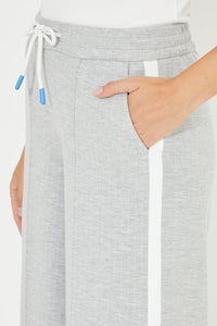 Grau gestreifte Damenhose mit geripptem Vorderteil und seitlichen Streifendetails