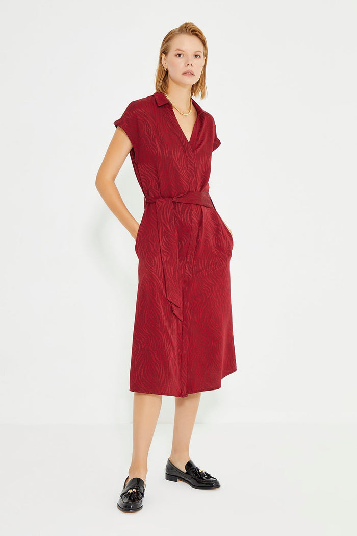 Burgunderrotes Jacquard-Hemdkleid mit Taillengürtel