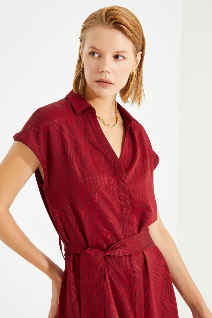 Burgunderrotes Jacquard-Hemdkleid mit Taillengürtel