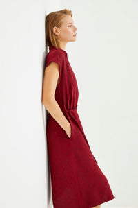 Burgunderrotes Jacquard-Hemdkleid mit Taillengürtel