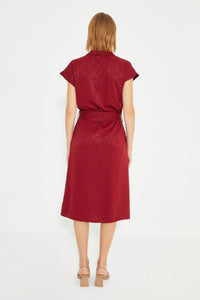 Burgunderrotes Jacquard-Hemdkleid mit Taillengürtel