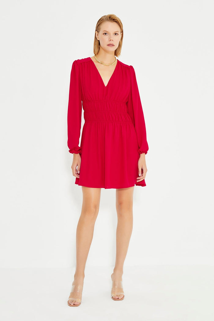Rotes, langärmliges Kleid mit geraffter Taille