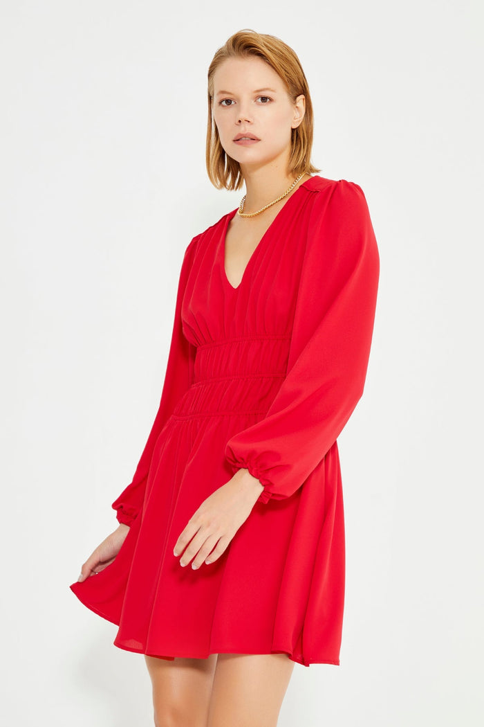 Rotes, langärmliges Kleid mit geraffter Taille