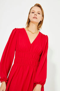 Rotes, langärmliges Kleid mit geraffter Taille