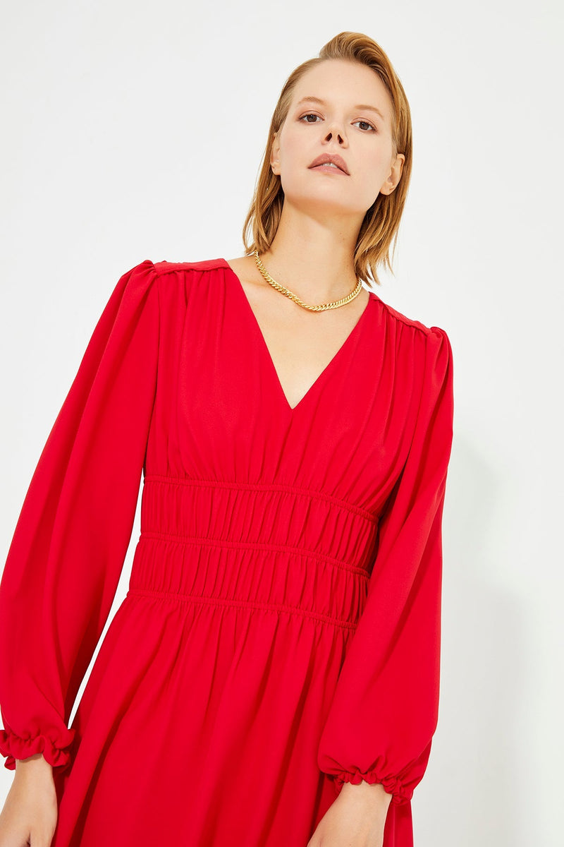 Rotes, langärmliges Kleid mit geraffter Taille