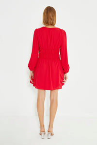 Rotes, langärmliges Kleid mit geraffter Taille