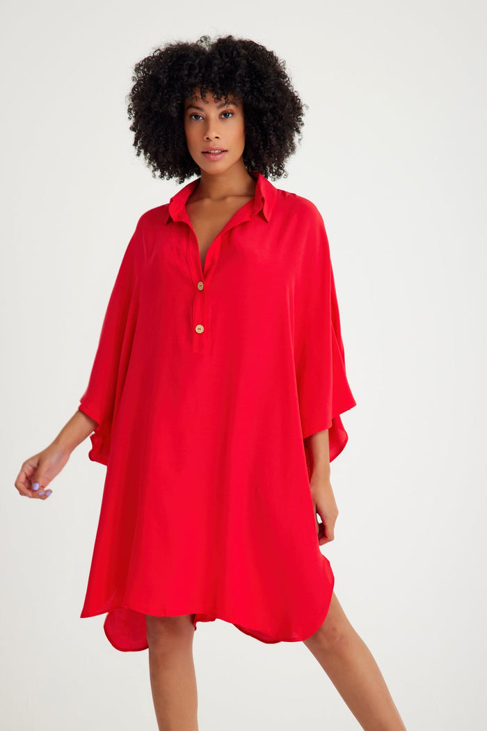 Kurzes Strandkleid mit rotem Hemdkragen