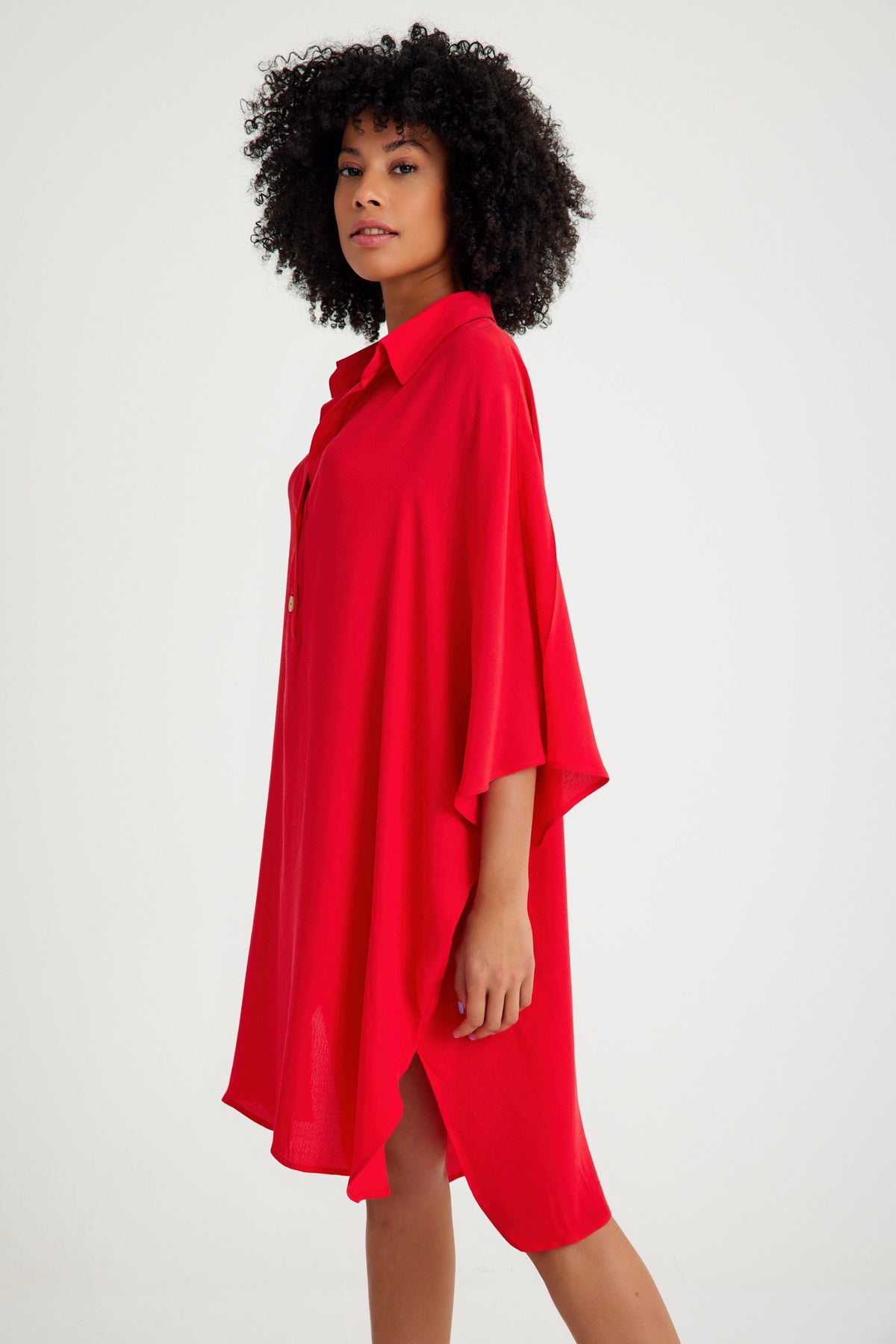 Kurzes Strandkleid mit rotem Hemdkragen