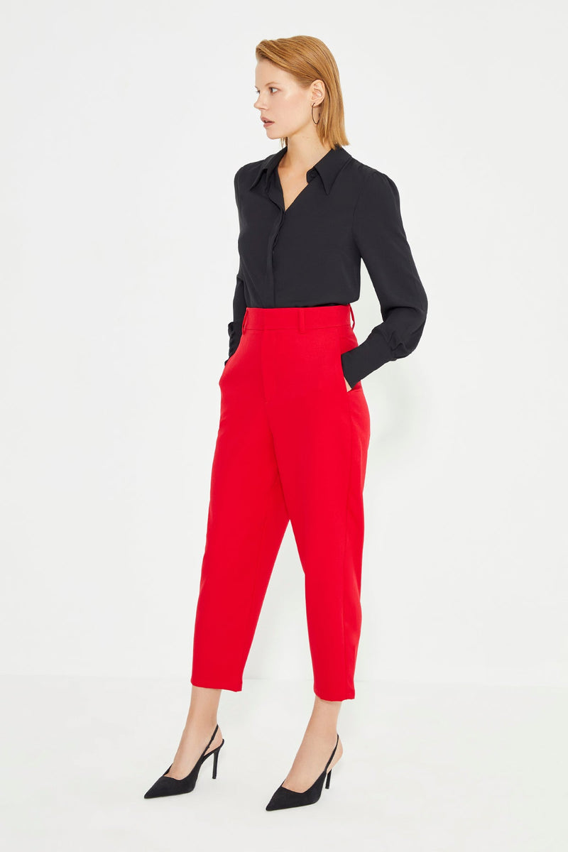 Rote Damenhose mit hoher Taille und gerader Passform